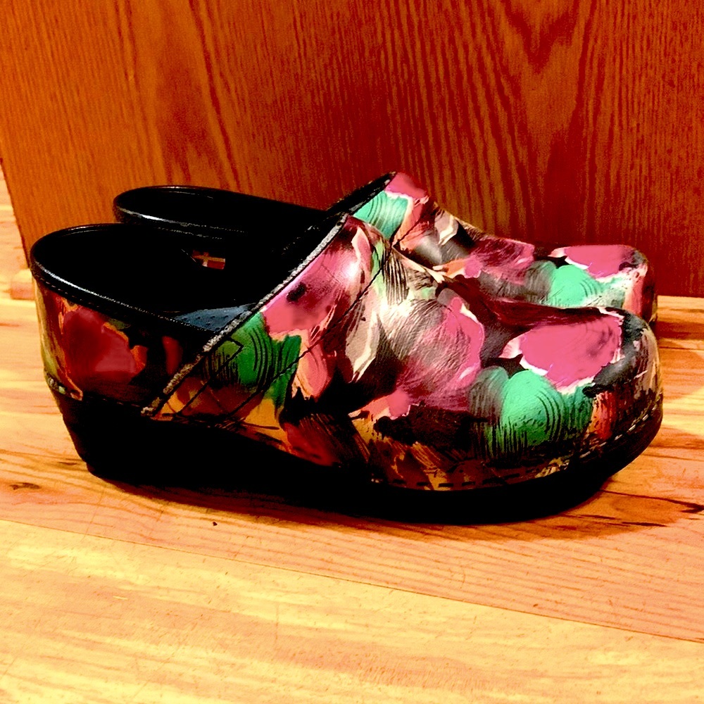 Sanita size 38 fun red green comfort clogs slip resistant leather nursing VGUC